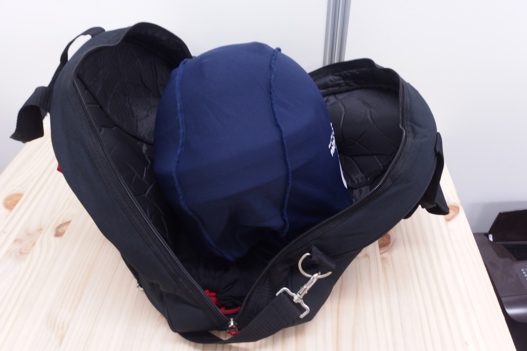 サベルトヘルメットバッグオープン